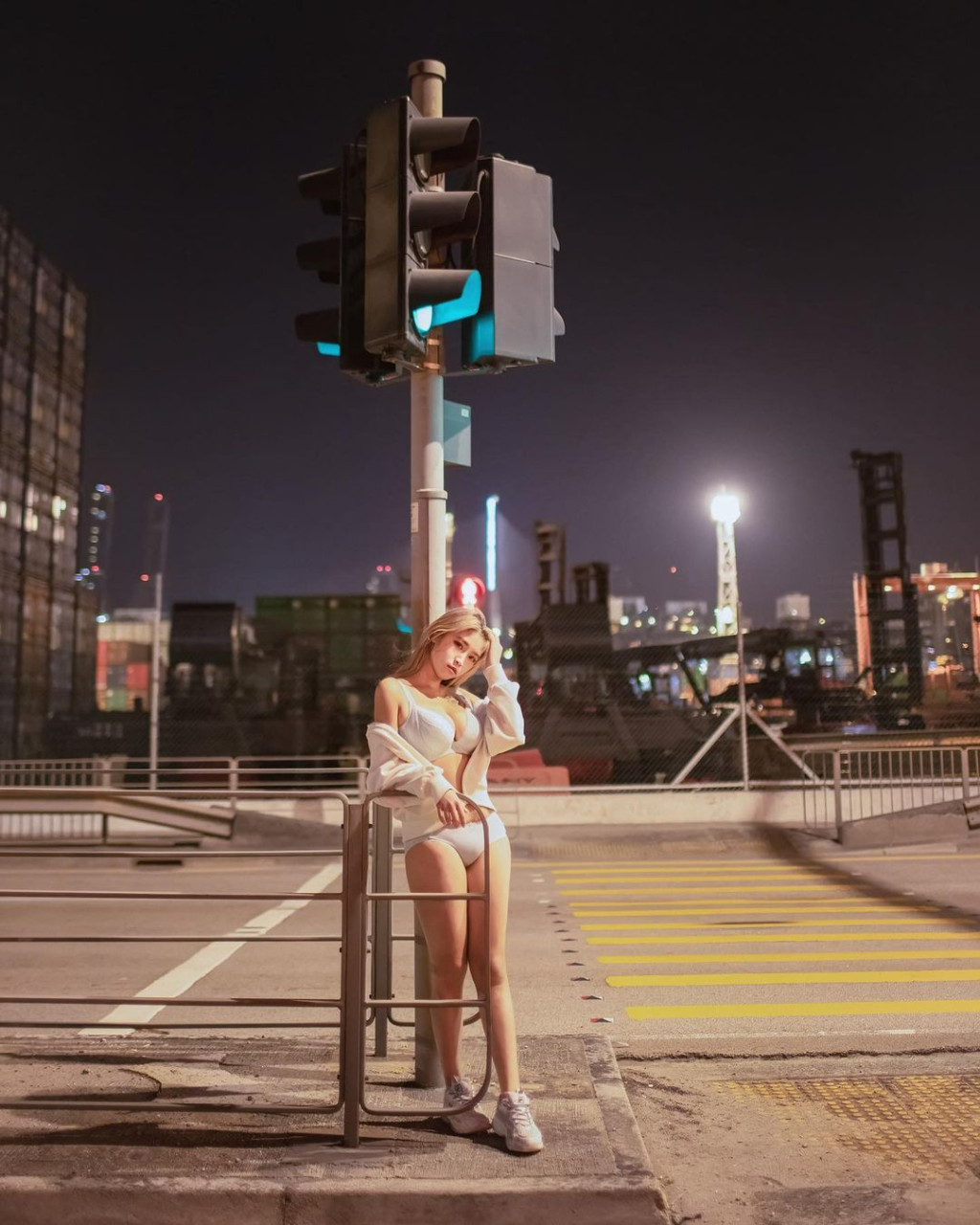 Alice Wong更有在香港街头所拍摄的性感相。
