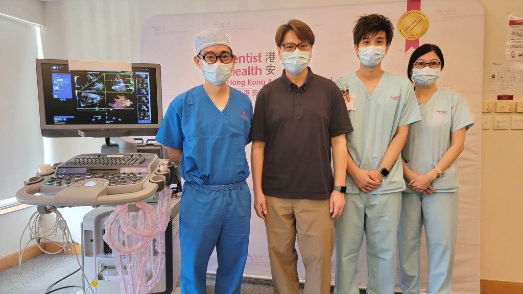 左起:香港港安醫院—司徒拔道心臟科專科顧問醫生鄭長華醫生、病人家屬崔先生、香港港安醫院—司徒拔道資深護師朱國豪先生、香港港安醫院—司徒拔道心臟超聲波技師李巧然女士。