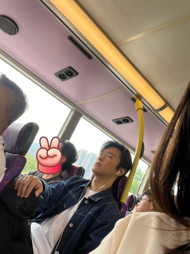 有网民今日在屯门开往深圳的巴士上撞见张景淳，吕慧仪亦住在该区。