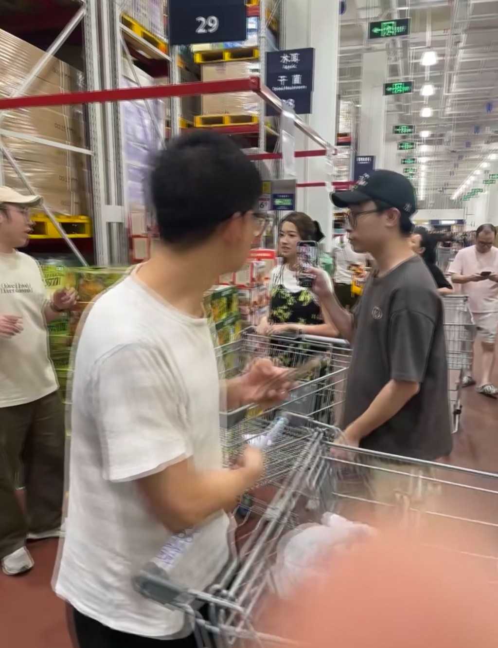 昨日（9日）傍晚有網民於大型倉儲式超市山姆（Sam's Club）番禺分店巧遇蔡思貝。