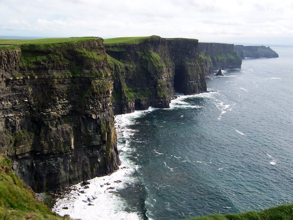 Cliffs of Moher是愛爾蘭必遊景點,從都栢林出發,要由東到西橫越整個愛爾蘭島,車程3小時。(網上圖片) Cliffs of Moher是愛爾蘭必遊景點,從都栢林出發,要由東到西橫越整個愛爾蘭島,車程3小時。(網上圖片)
