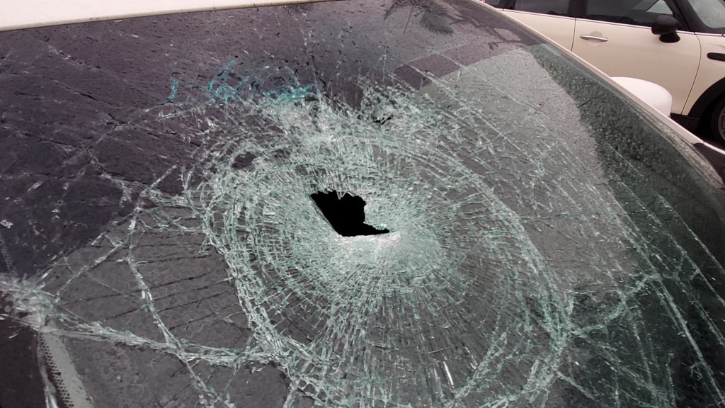 私家车挡风玻璃疑被人扑穿。