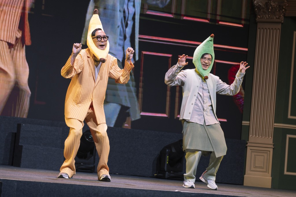 鄒凱光與余迪偉及阿Bu在台上扮鬼扮馬惹全場觀眾發笑。