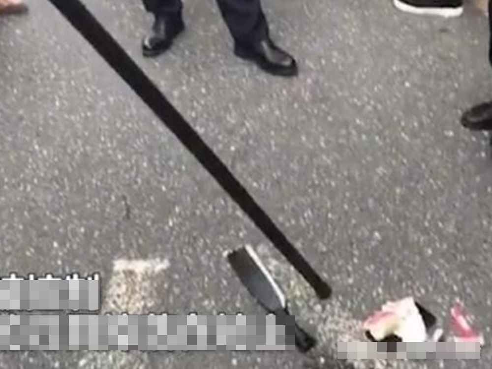 地上留下血迹及凶器。网图