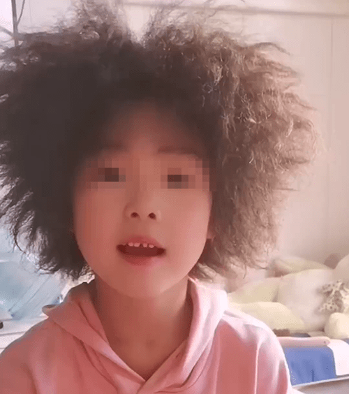 6岁女孩天生曲发。