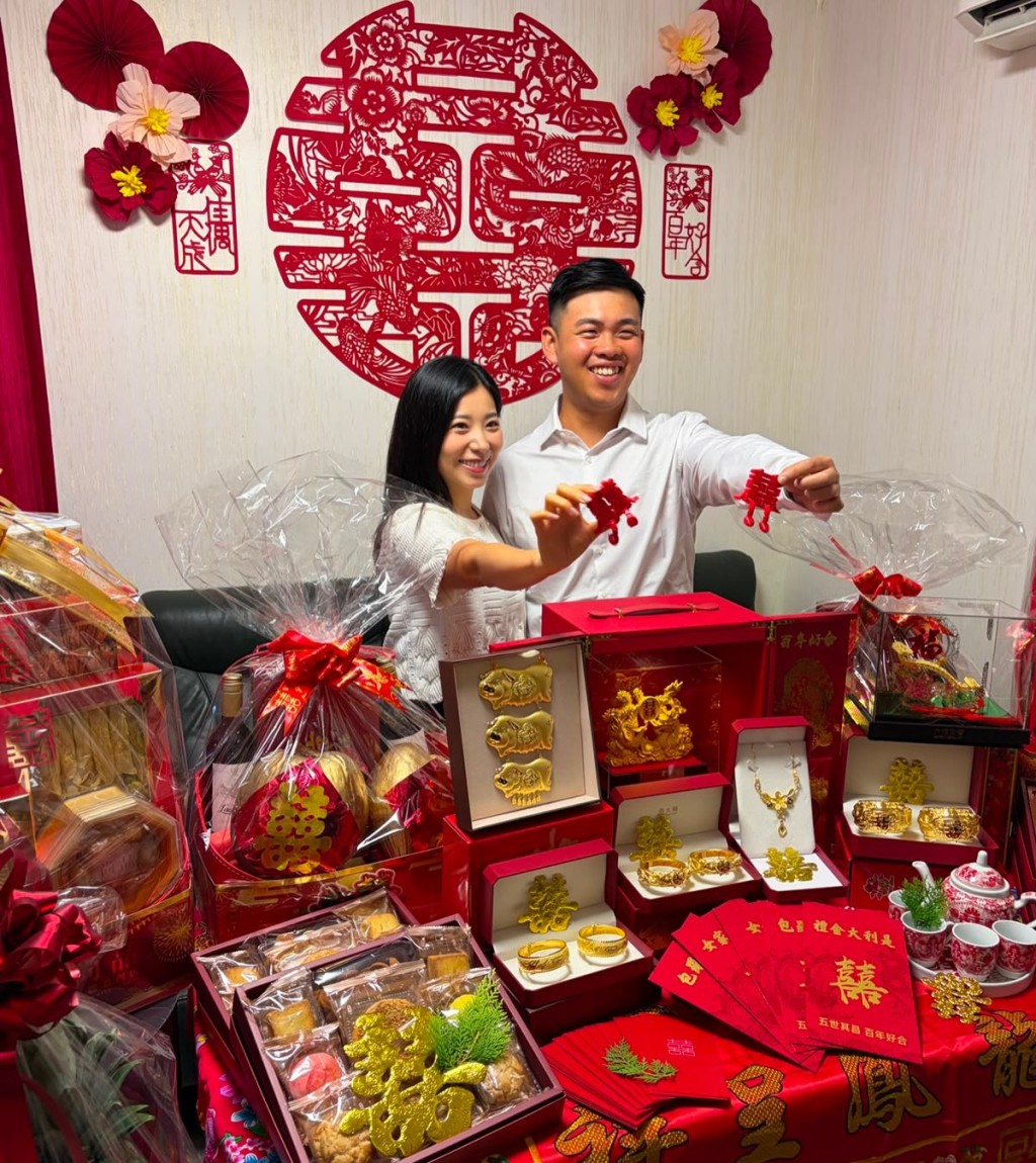 袁沅玉與未婚夫被大量聘禮包圍，場面相當豪華。