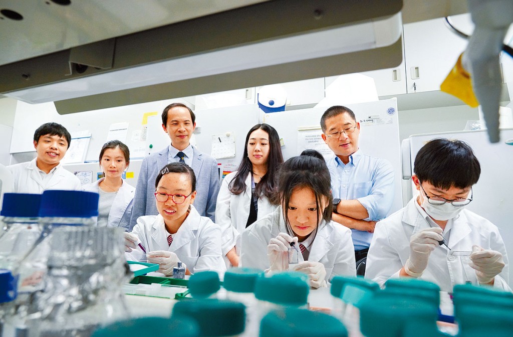 保良局羅氏基金中學每年安排數名高中生,到大學實驗室實習,跟隨博士生進行生物醫學研究。