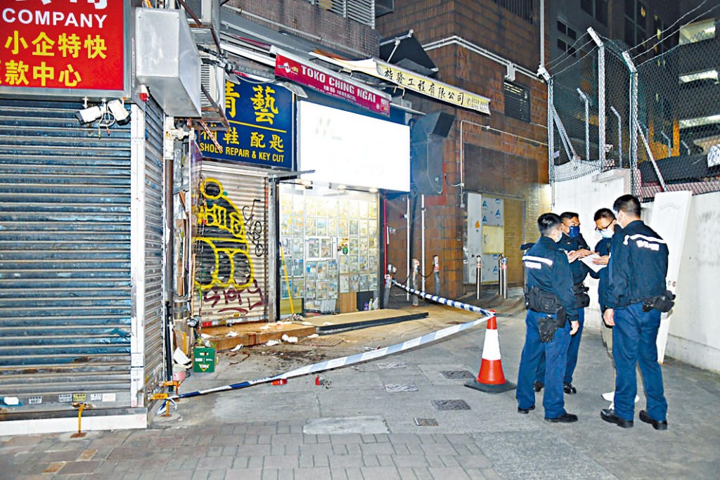 案發當日事主在北角街頭被人斬傷,警員到場調查。