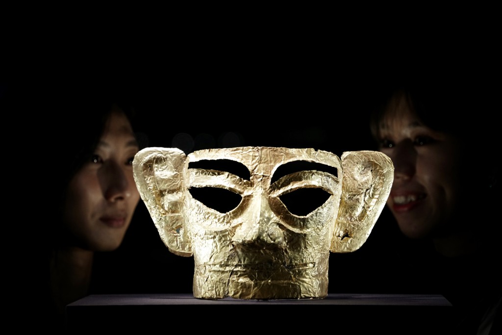 黃金製「面罩」，是目前出土中最大的金面罩。