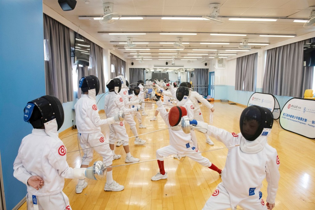 「中銀青少年發展計劃」為每間參與學校免費提供正規劍擊服及訓練裝備、專業教練及訓練課程，更配備專業計分電子設備，學生只需付出時間與毅力，就能參與學習劍擊運動。