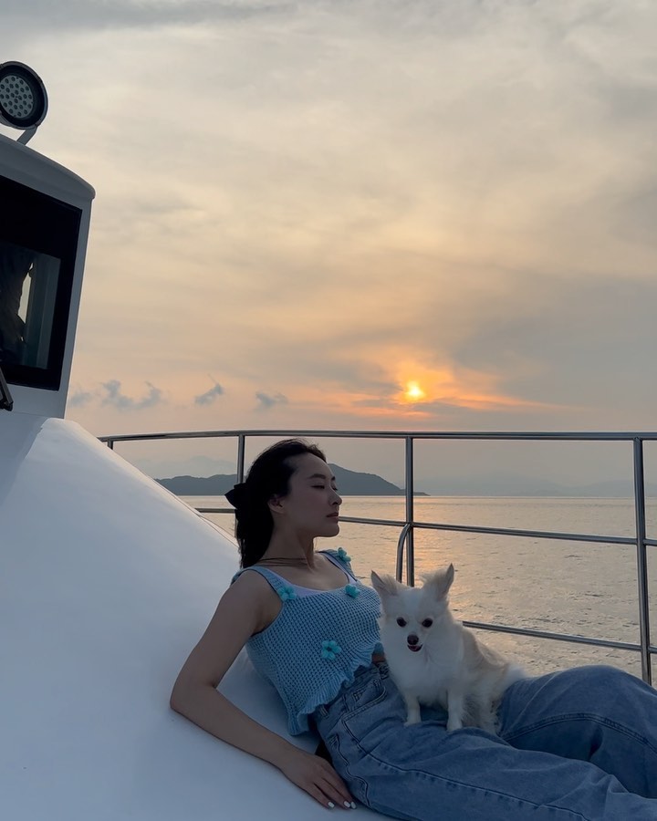 陈滢早前爱爱犬出海。