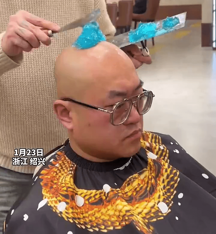网片显示，发型师用了彩蓝色的物料为一位光头的男士打造新发型。
