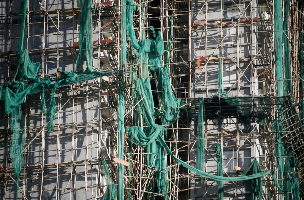 政府初步調查指,承辦商涉嫌使用不合規格的非防阻燃棚網。資料圖片 政府初步調查指,承辦商涉嫌使用不合規格的非防阻燃棚網。資料圖片