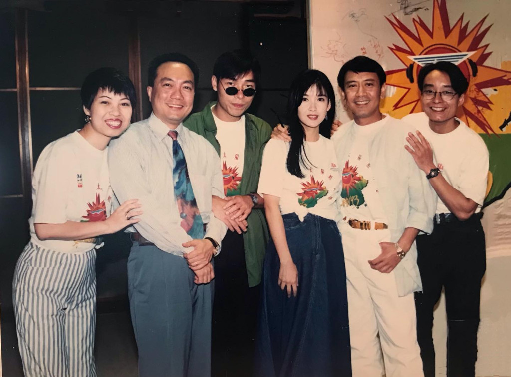 早前分享的《太陽計劃1993》照片，見到（左起）夏妙然、倪秉郎、許志安、周慧敏、羅文及杜家寶。