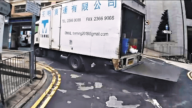 3.3噸貨車的工人打開車尾對開式尾門取貨後，該車繼續前行，期間對開車門開合開合打拍發出聲響，當時行人路上不少人都為之側目。