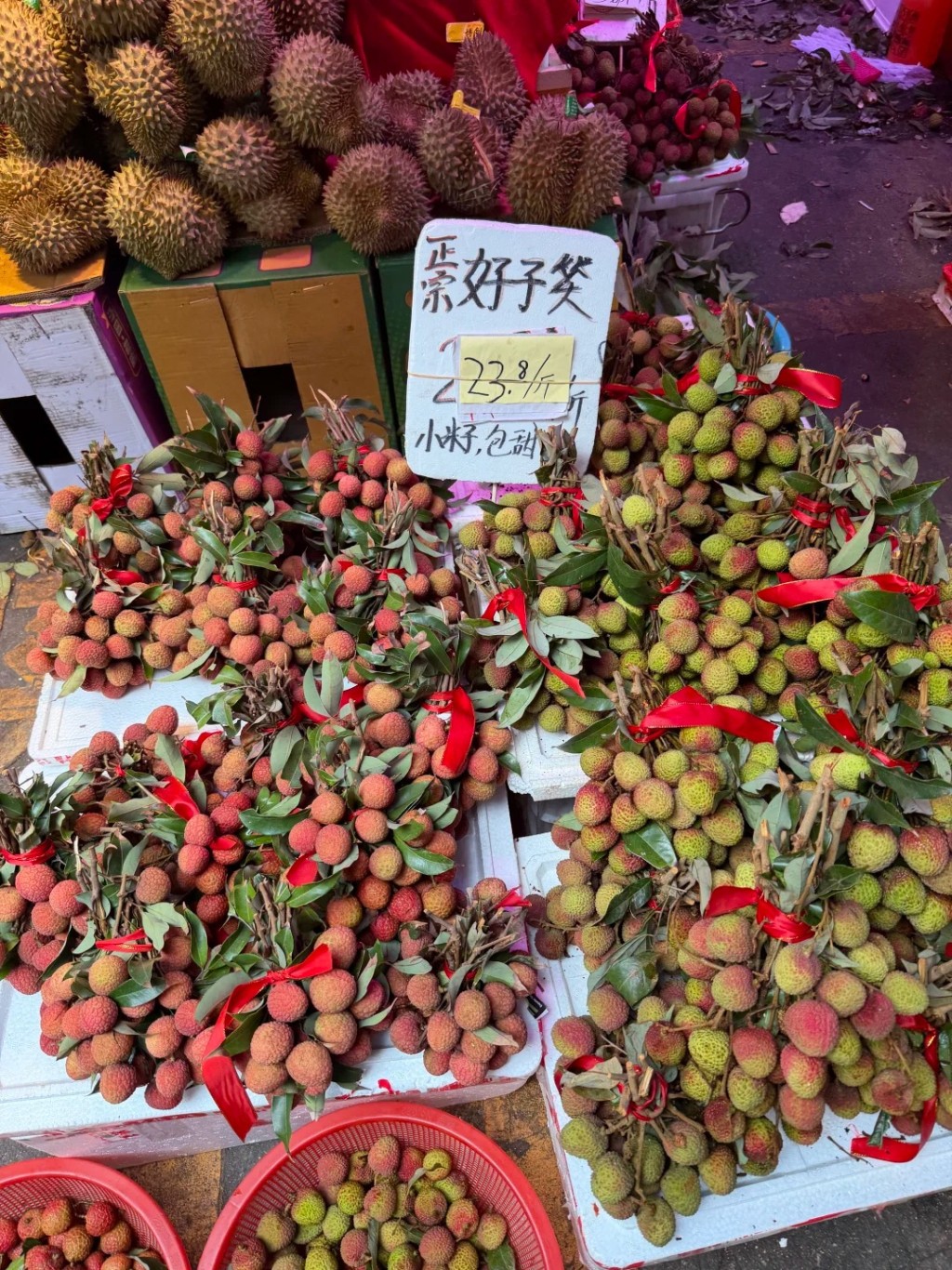 荔枝开始大批上市，当中以较早熟的妃子笑品种为主。小红书