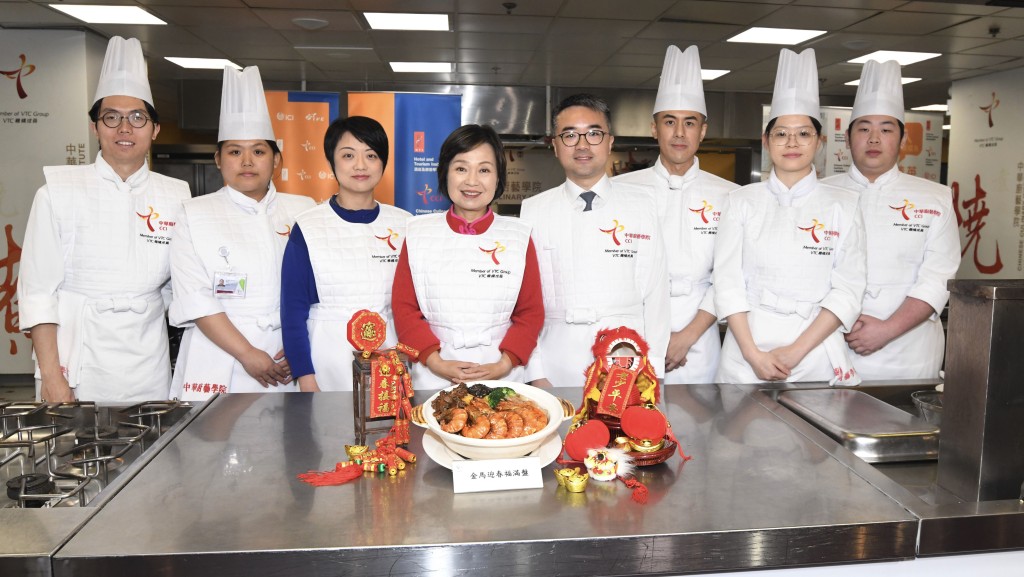 教育局局長蔡若蓮(左四)與傳媒午宴前,聯同副局長施俊輝(右四)及政治助理蕭嘉怡(左三)等人一同製作盤菜。何君健攝 教育局局長蔡若蓮(左四)與傳媒午宴前,聯同副局長施俊輝(右四)及政治助理蕭嘉怡(左三)等人一同製作盤菜。何君健攝