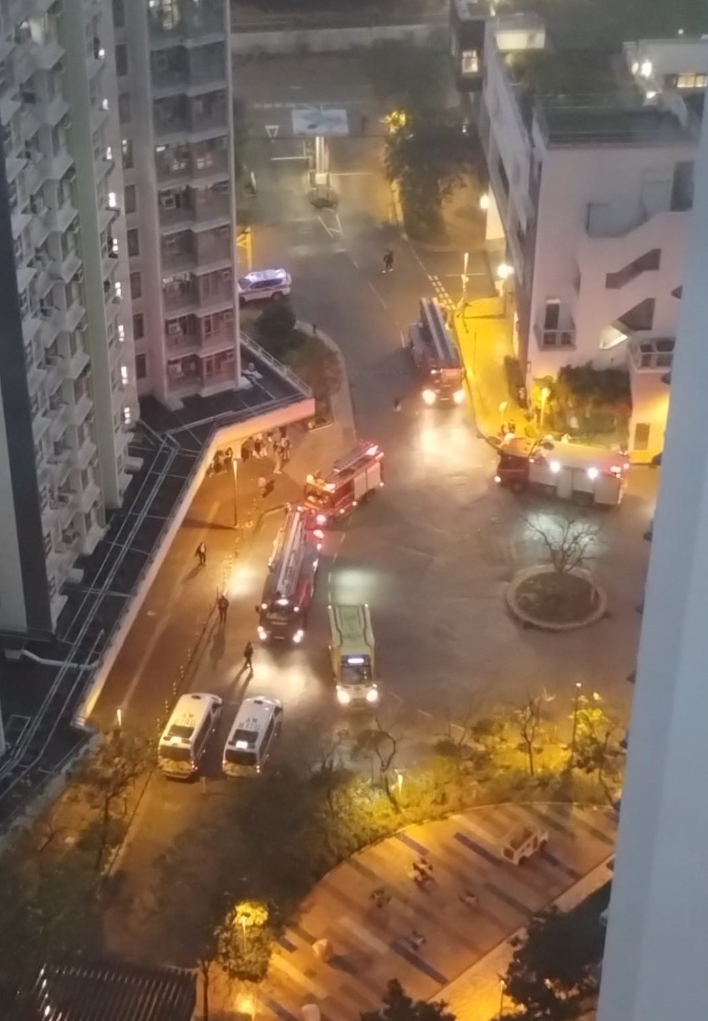 警方及消防到场。fb「洪福邨 Hung Fuk Estate」图片