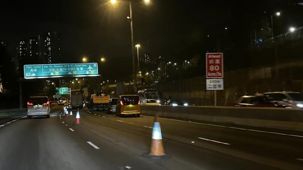 至周二(20日)深夜時分,吐露港公路往九龍方向,近沙田馬場的快線和中線,仍因水管緊急維修工程而需要封閉。黃碧嬌fb圖片