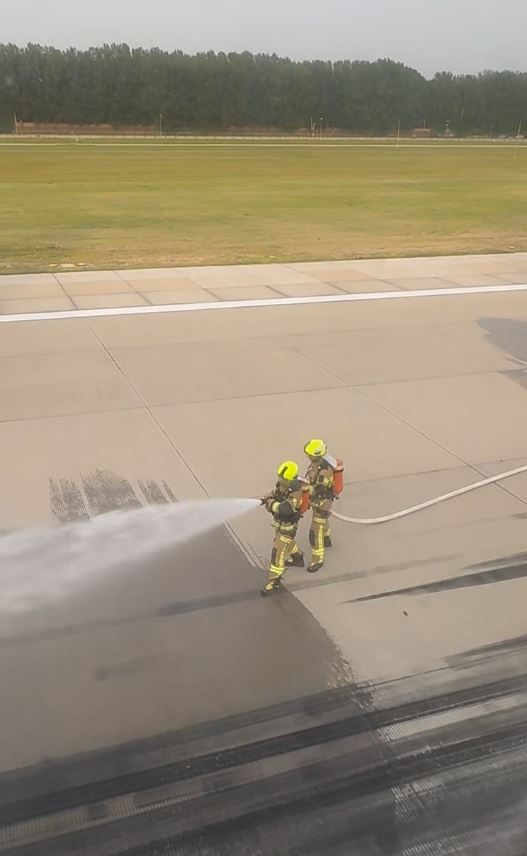 聯合航空UA889航班於26日起飛時發動機起火，要緊急煞停。網圖