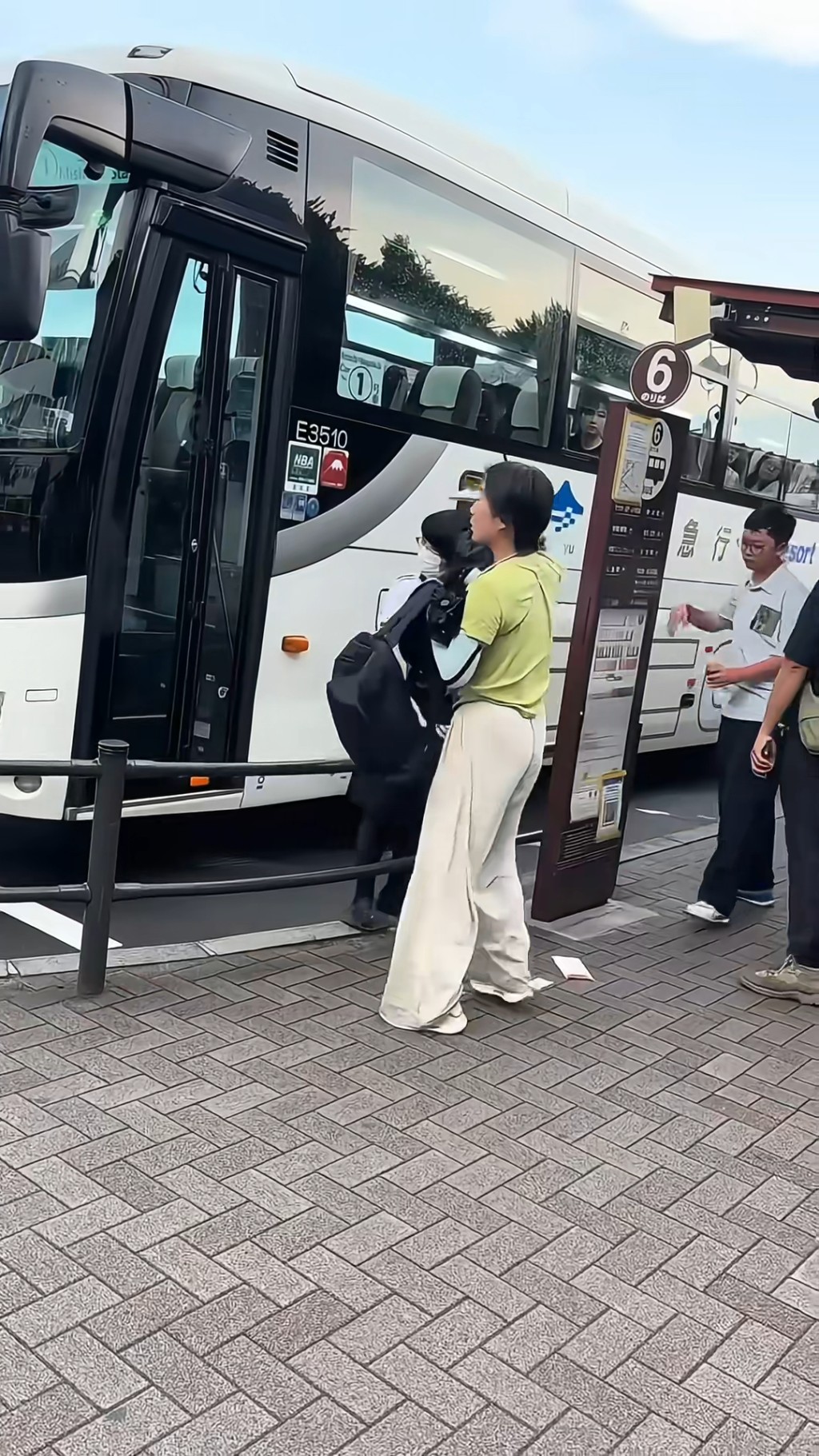 疑中國遊客因家人未返,在日本變身做人肉路障阻止旅遊巴開出。X@JapanBan ZaiLove 疑中國遊客因家人未返,在日本變身做人肉路障阻止旅遊巴開出。X@JapanBan ZaiLove