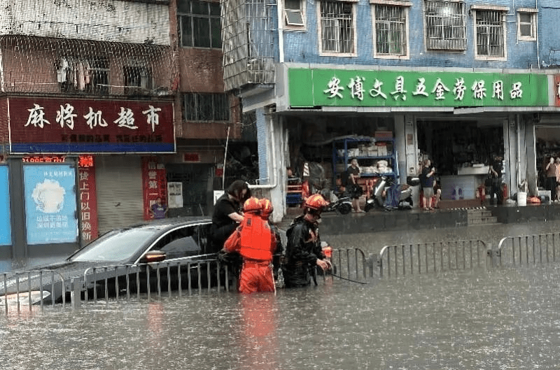 深圳龙华区大浪街道浪口村一区门口道路积水、有车辆被淹。