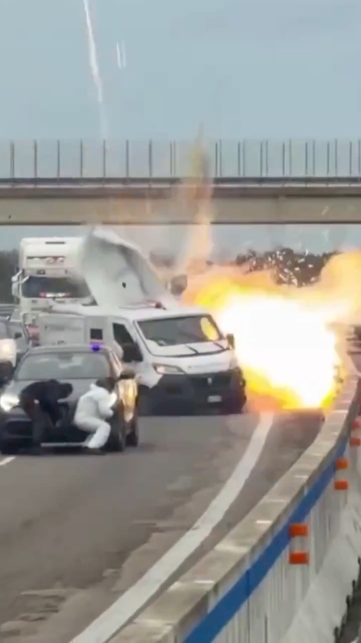 匪徒火力强大，用炸弹引爆运钞车门。Ｘ＠SUN SKULL