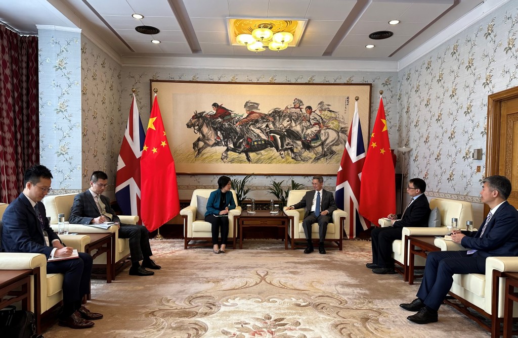 蔡若蓮禮節性拜會中國駐英國大使鄭澤光（右三）。政府新聞處