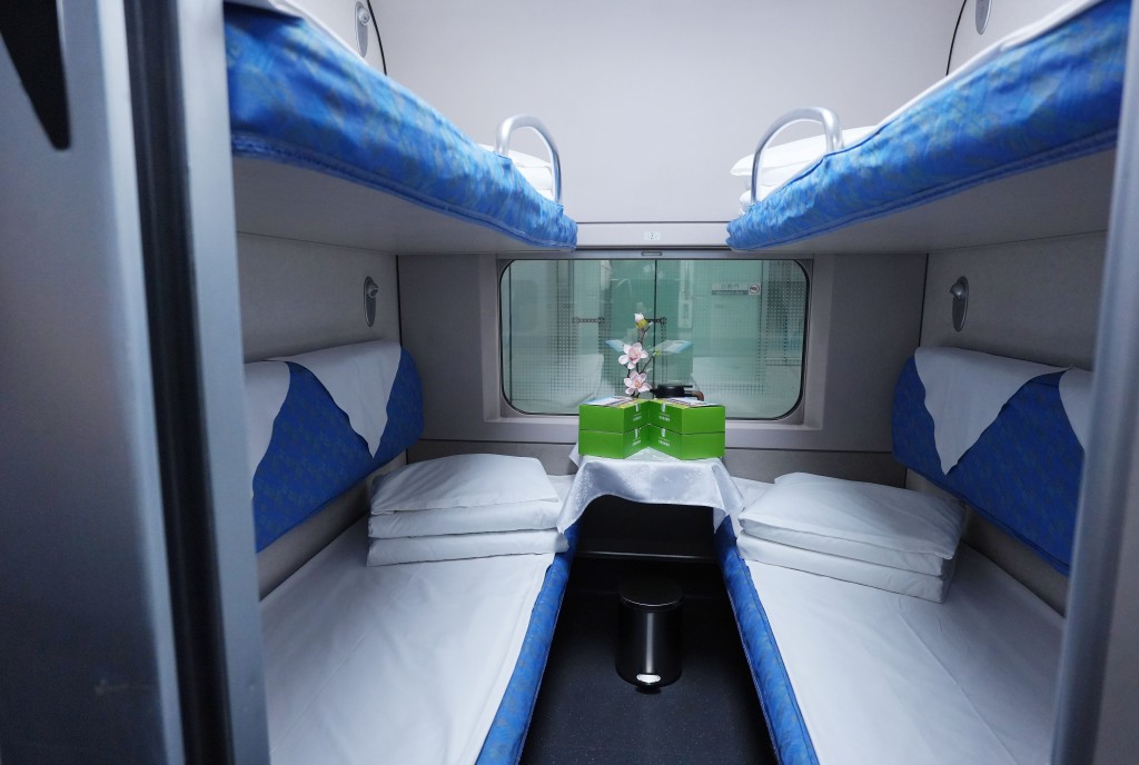 高铁卧铺列车每个包间设有4个卧铺。资料图片