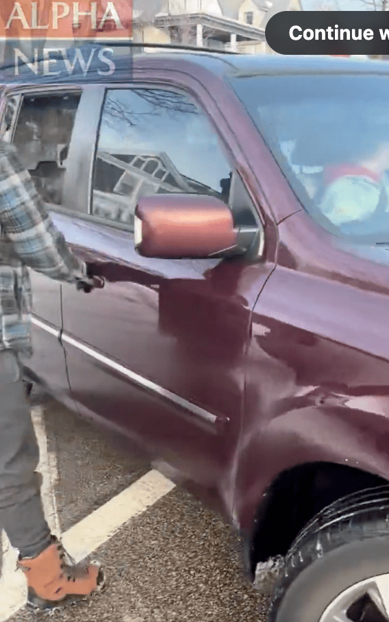 試圖回到車上,但因車門已上鎖而不果。 試圖回到車上,但因車門已上鎖而不果。