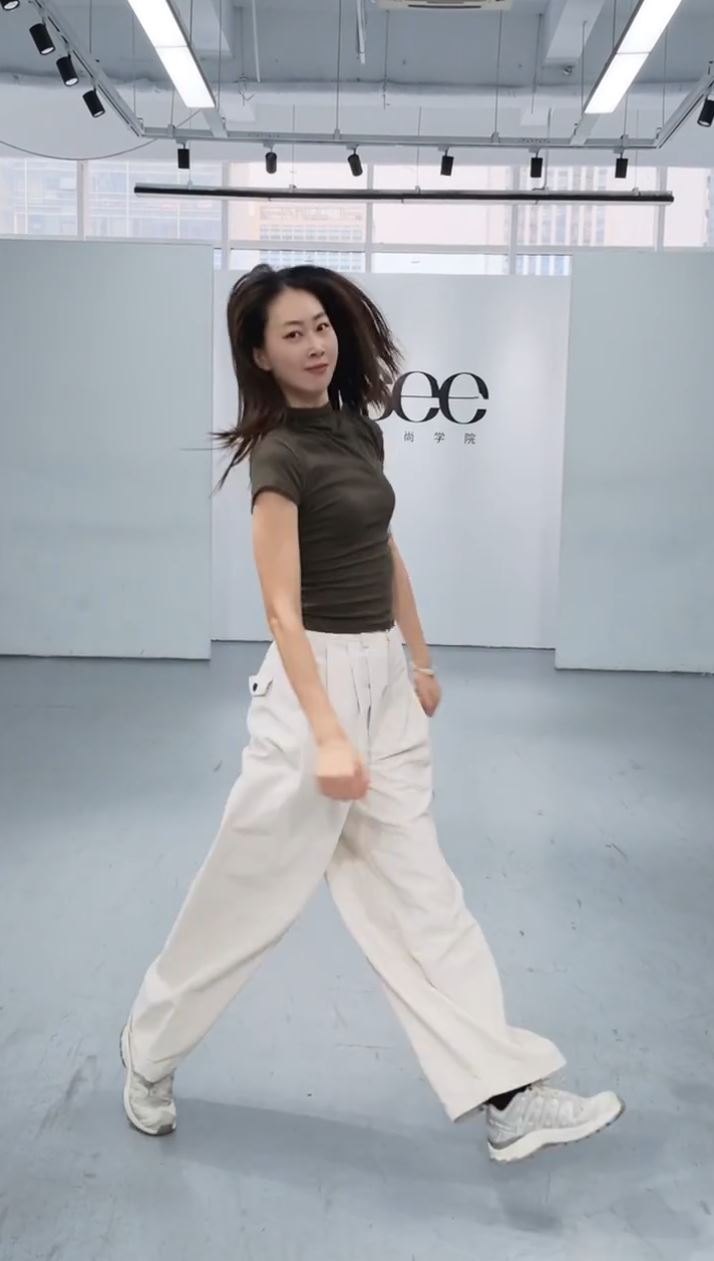 全网疯跳的“闪身步”。小红书