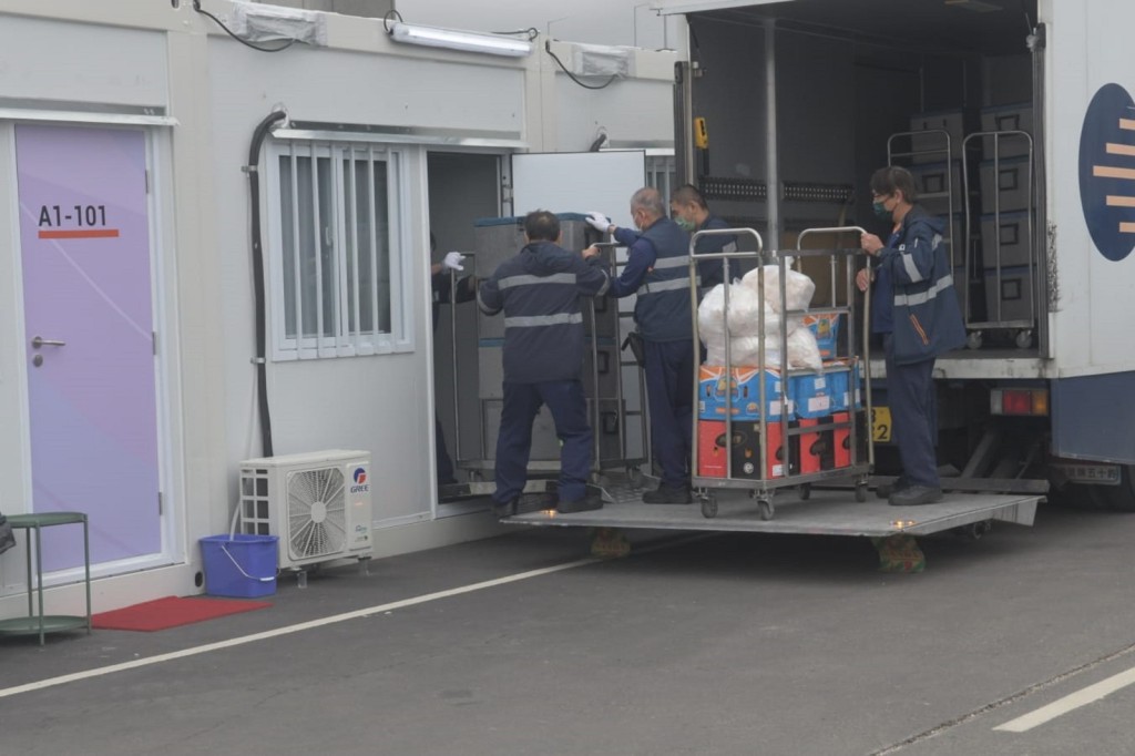 食物供應商將飯盒運抵港珠澳大橋香港口岸人工島社區隔離設施。 蔡楚輝攝