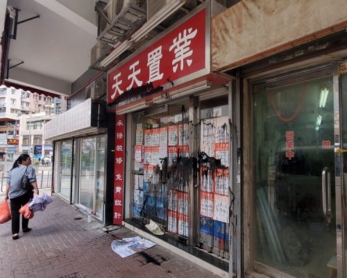 地產鋪的門口玻璃櫥窗及招牌被人淋潑黑油。林思明攝