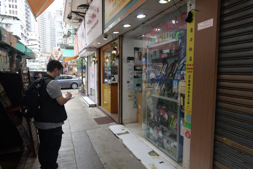 重案組下午到現場一帶搜證。梁國峰攝