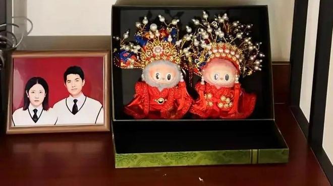谢家振与黄汶雯结婚仅年余即先后离世。