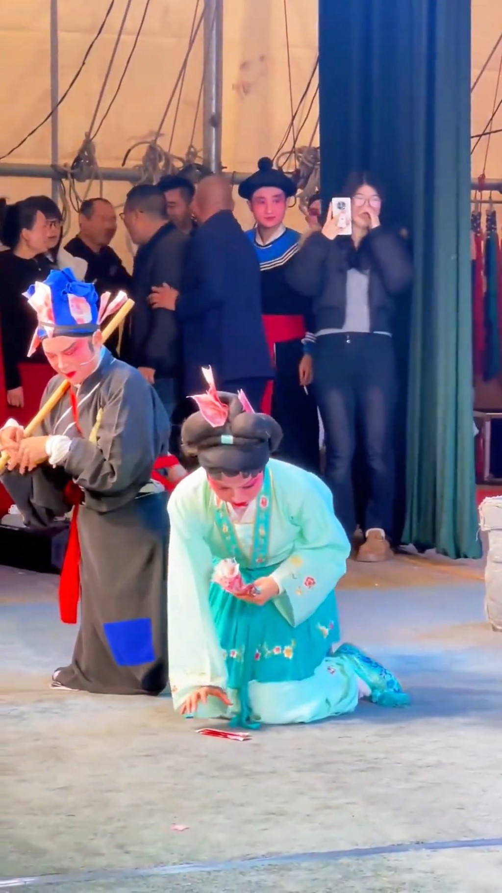 有觀眾向演員打賞現金。抖音@山海/愛了新疆 有觀眾向演員打賞現金。抖音@山海/愛了新疆