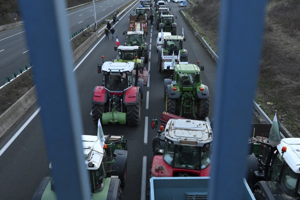 參與抗議的農民出動農用車輛堵塞巴黎市郊及全國各地多條道路。美聯社