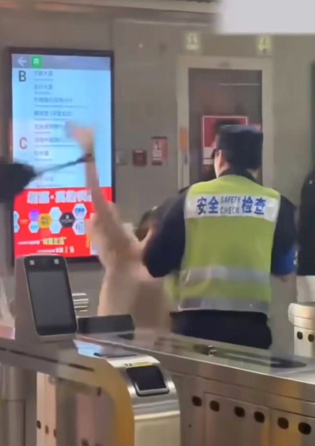 深圳女拒安檢猛砸地鐵工作人員。微博@今事 深圳女拒安檢猛砸地鐵工作人員。微博@今事