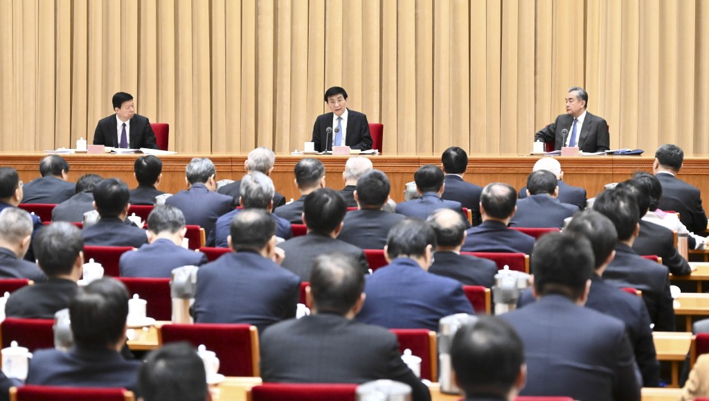 北京召開對台工作會議，王滬寧（中）發表講話。