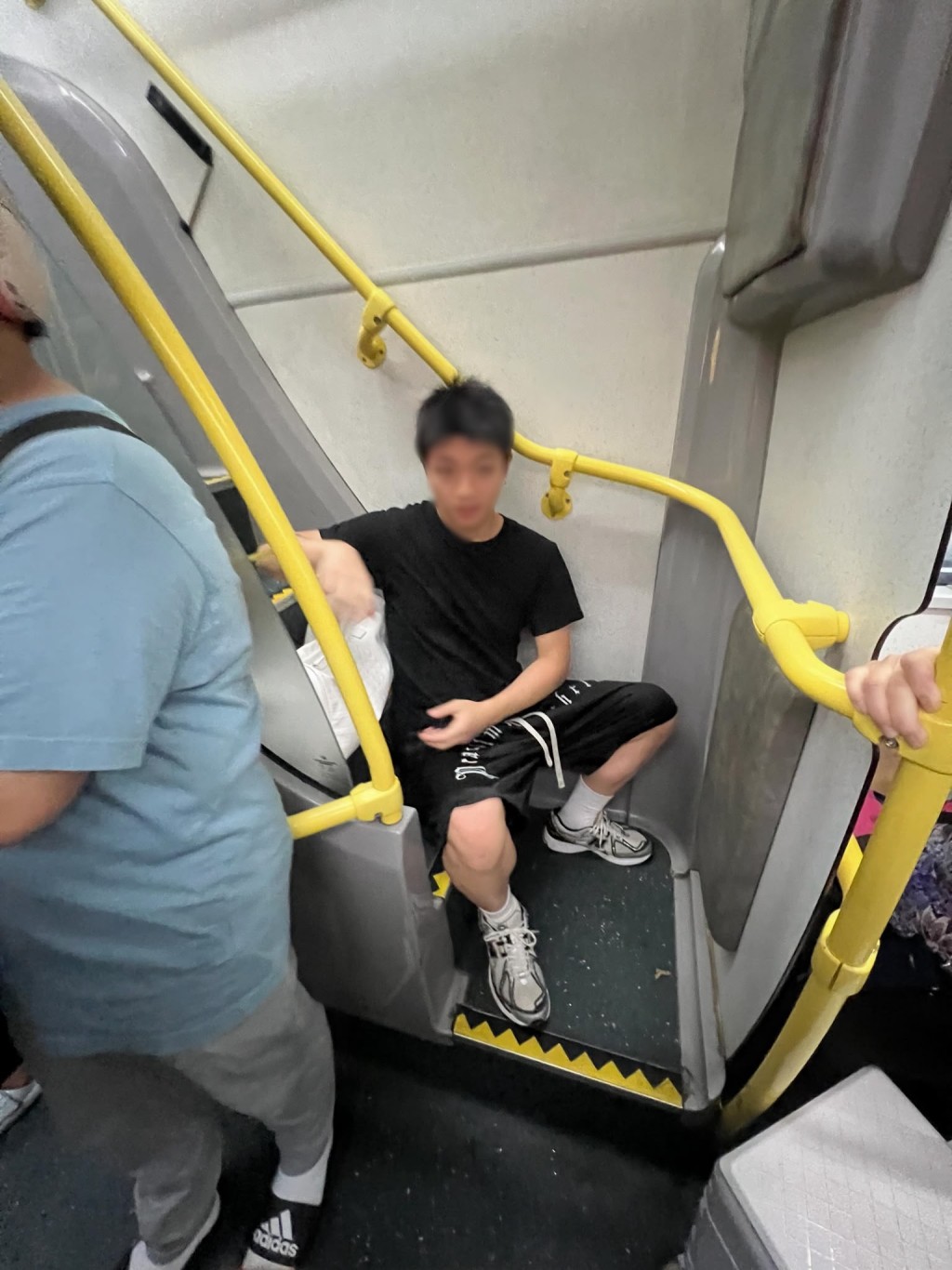 該黑衣青年坐在樓梯位置,並阻止其他乘客走到上層。(來源:Threads) 該黑衣青年坐在樓梯位置,並阻止其他乘客走到上層。(來源:Threads)