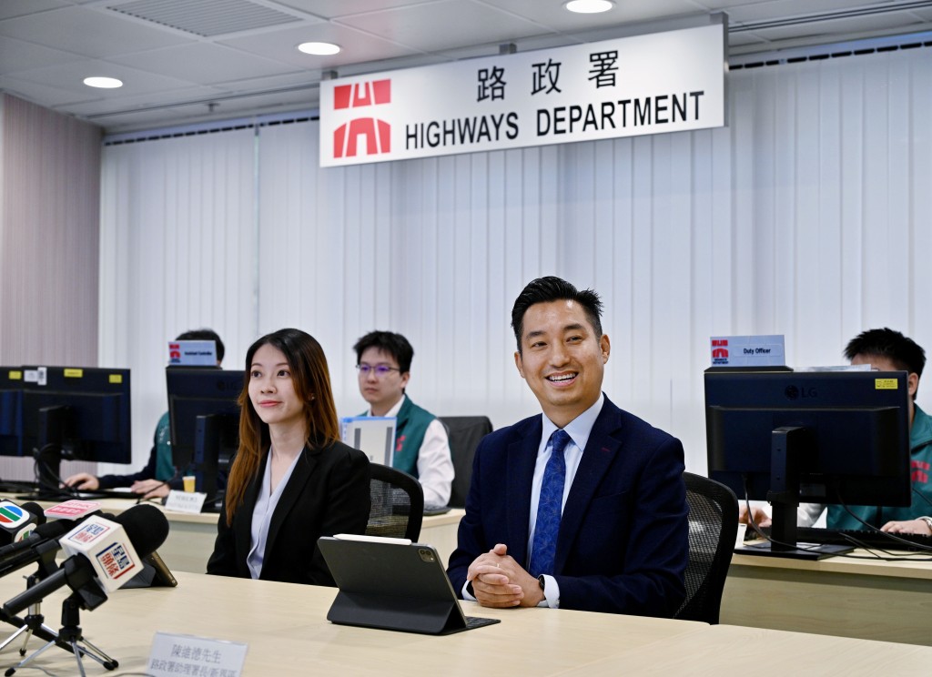 左起:路政署維修工程師陳蔚賢、路政署助理署長陳維德。 左起:路政署維修工程師陳蔚賢、路政署助理署長陳維德。