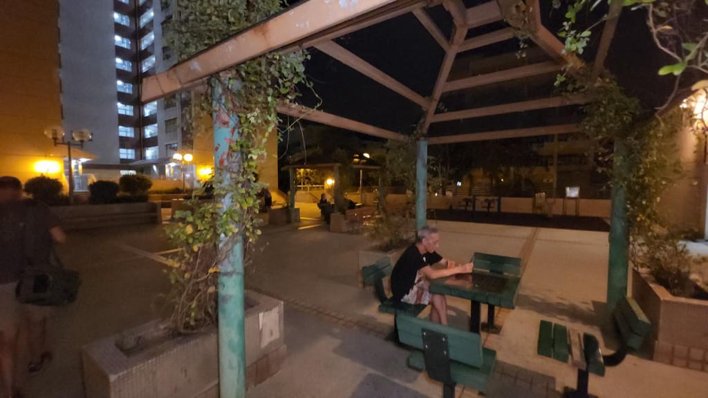 另一居民水邊圍邨莫先生同樣因停電感到悶熱難耐,於是行樓梯落樓乘涼。黎志偉攝 另一居民水邊圍邨莫先生同樣因停電感到悶熱難耐,於是行樓梯落樓乘涼。黎志偉攝
