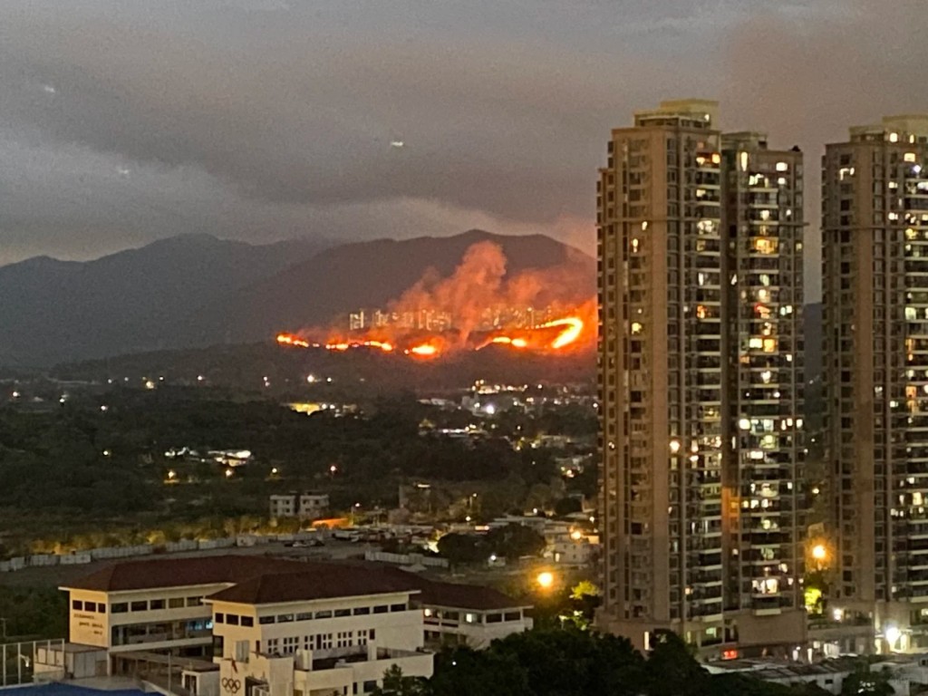 有深圳蓮塘一帶居民也目睹山火。小紅書：tuba-中国孟
