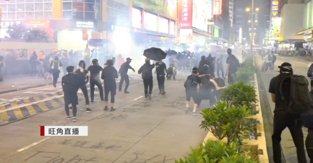 示威者向警方投擲汽油彈。有線截圖