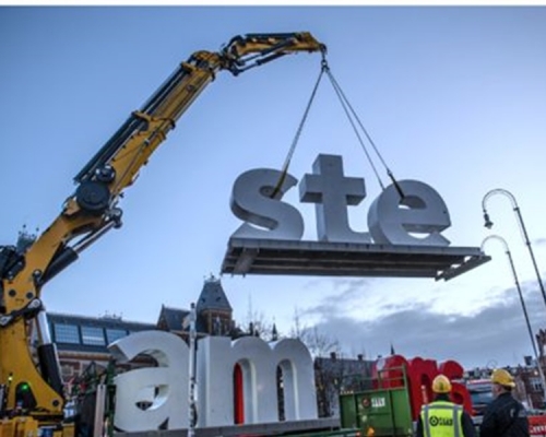 荷蘭阿姆斯特丹著名地標「I amsterdam」巨型字母被拆除。網圖
