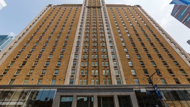 紐約市政府計畫將位於紐約曼克頓的羅爾酒店改裝，用以收容非法移民。網上圖片