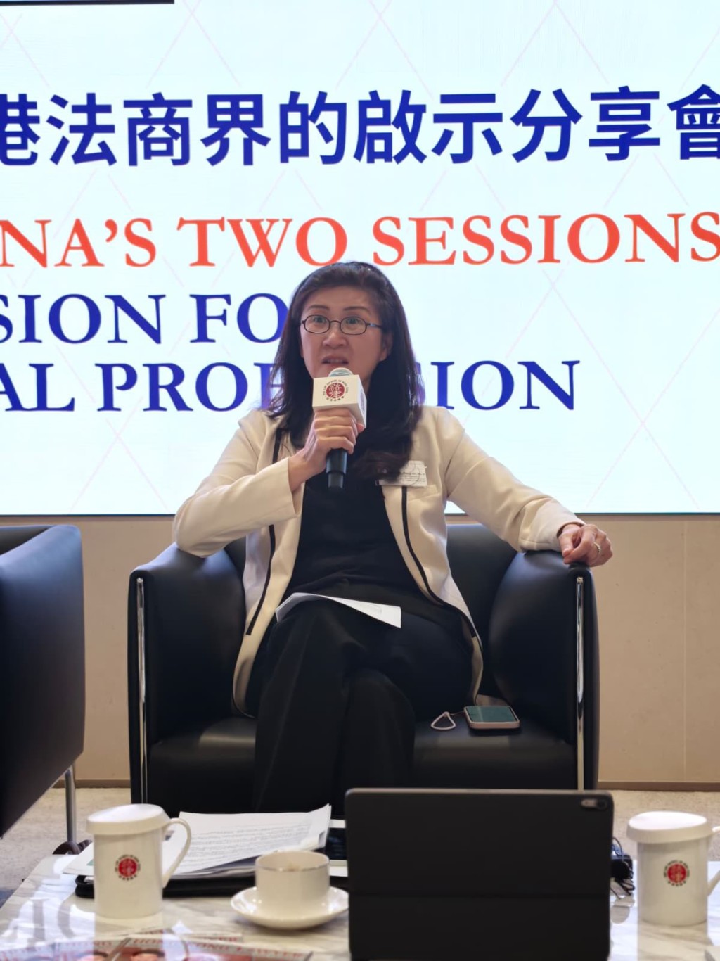 港區全國政協委員及律師會前會長彭韻僖聚焦國家發展藍圖下香港的定位,並探討香港如何發揮法治優勢,在民生改善及國際規則建設中尋找新契機。 港區全國政協委員及律師會前會長彭韻僖聚焦國家發展藍圖下香港的定位,並探討香港如何發揮法治優勢,在民生改善及國際規則建設中尋找新契機。