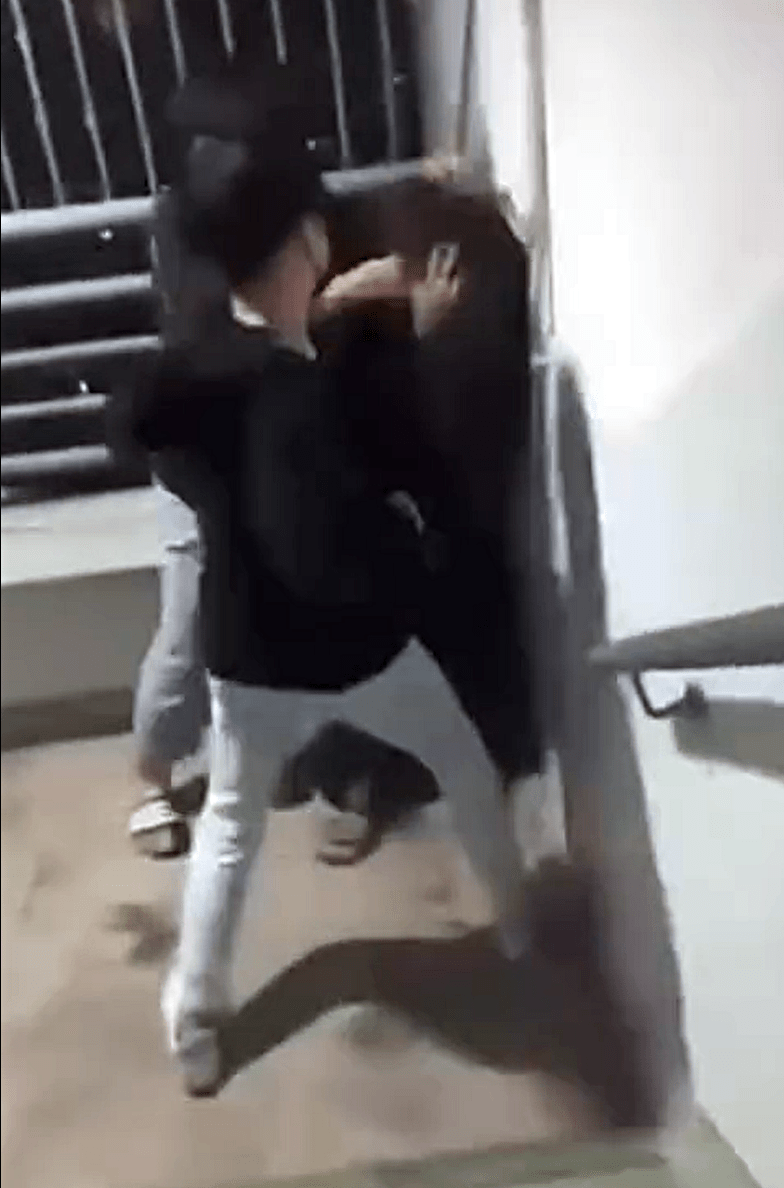 少女被逼到牆角。網上截圖