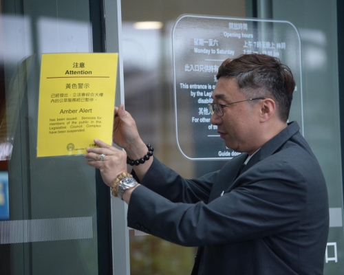 保安除下門外的黃色警示通告，公眾毋須安檢已可進入立法會。