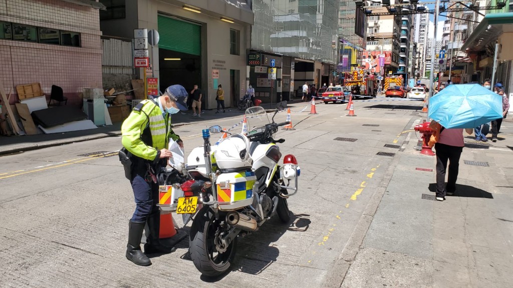 警方檢走屬於死者的拐杖。林思明攝